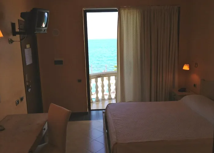 La Playa Blanca Santo Stefano di Camastra